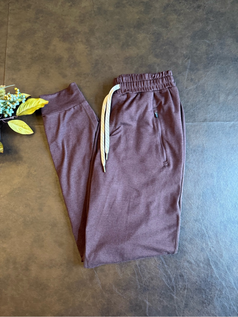 Vuori Ponto Performance Jogger Burgundy Heather Size Small 28" Inseam
